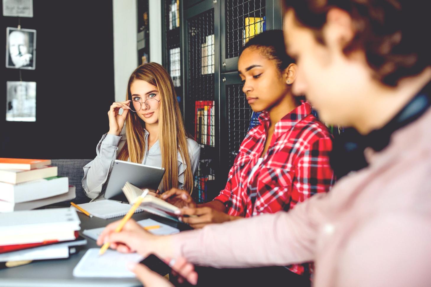 Gruppe von Finanzexperten beim kollaborativen Arbeiten an Finanzmodellen