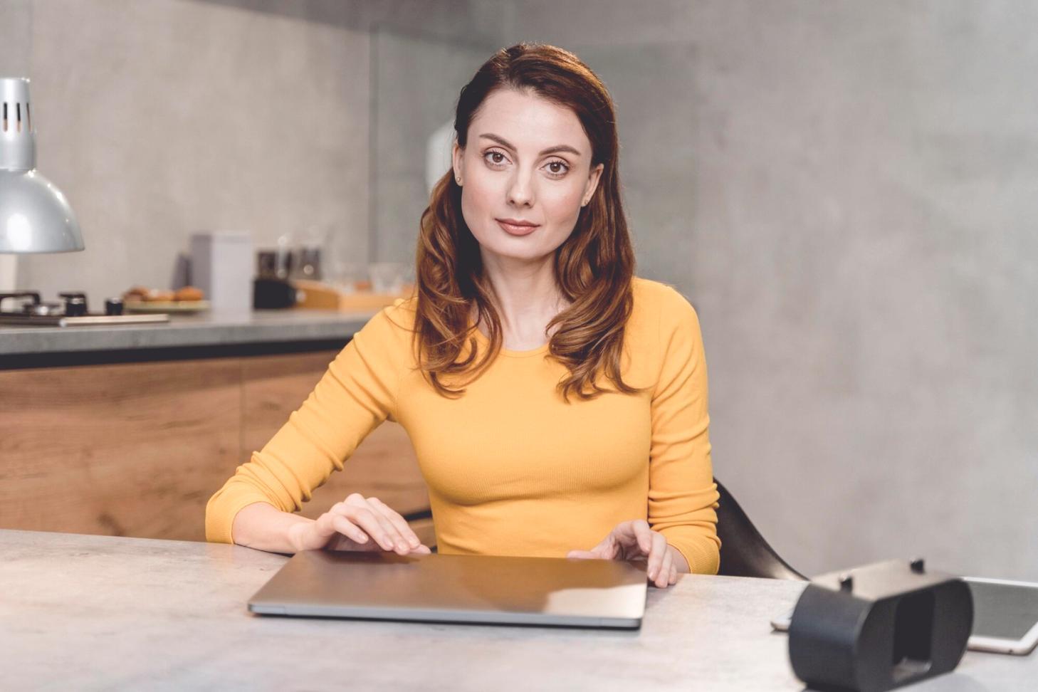 Moderne Büroumgebung mit Finanzanalyse-Arbeitsplätzen