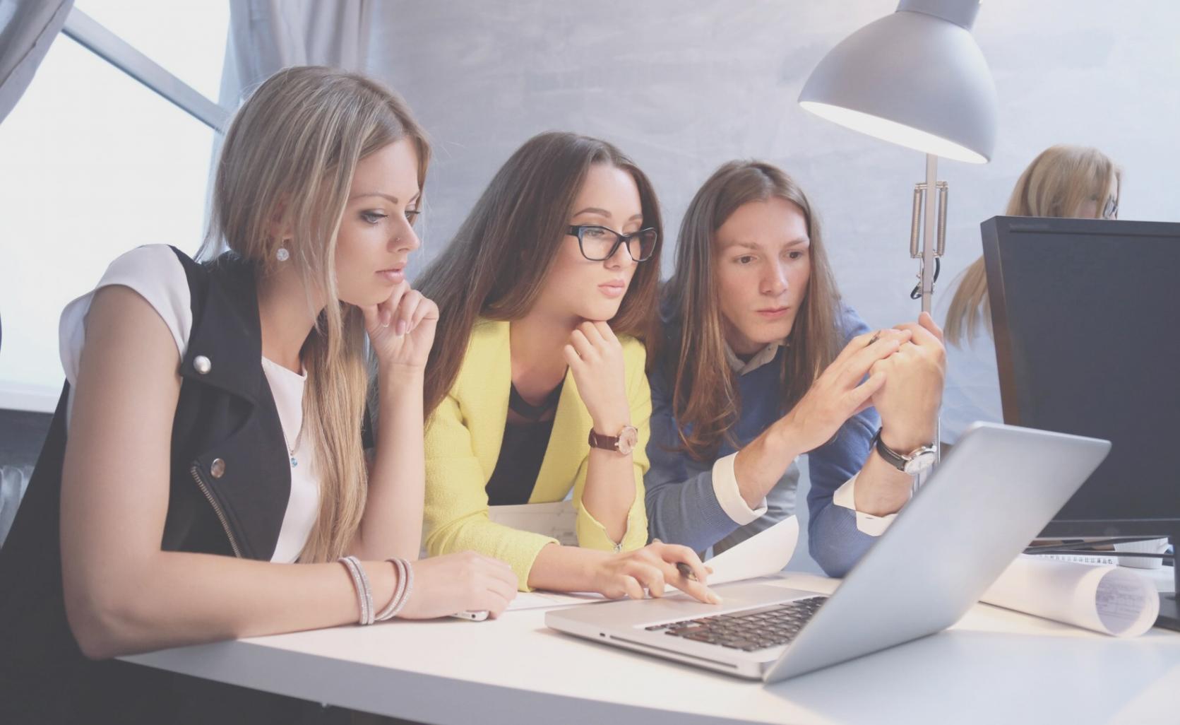 Detaillierte Finanzanalyse und Modellentwicklung im Büro